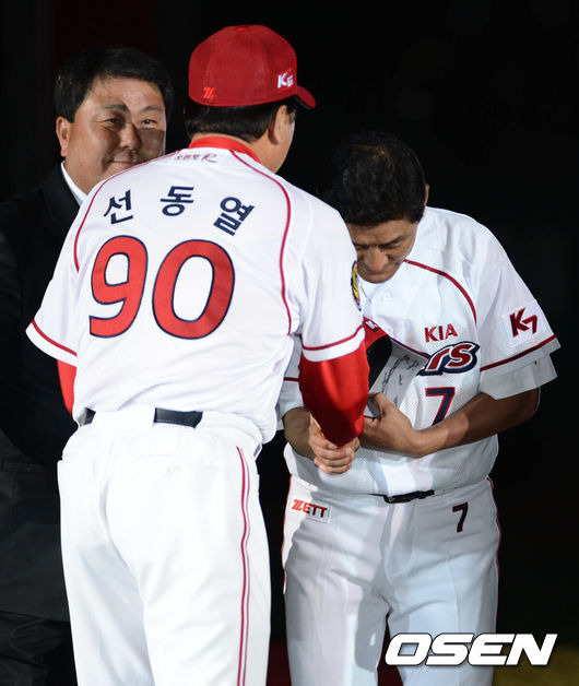 [OSEN=이대선 기자] 은퇴식에서 선동열 감독과 악수하는 이종범. 2012.05.26 /sunday@osen.co.kr