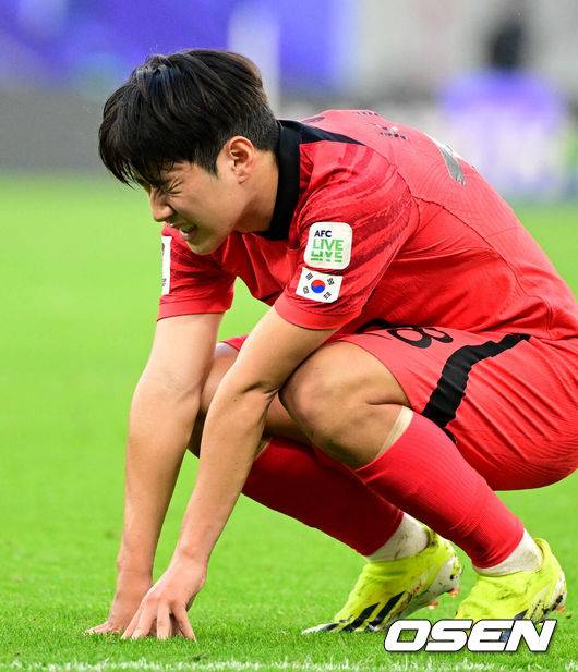 [OSEN=도하(카타르), 지형준 기자] 위르겐 클린스만&nbsp;감독이 이끄는 대한민국 축구대표팀과 요르단의 2023 아시아축구연맹(AFC) 카타르 아시안컵 E조 2차전이 20일 오후(현지시간) 카타르 도하&nbsp;알투마마 스타디움에서&nbsp;열렸다.후반 대한민국 이강인이 힘들어하고 있다. 2024.01.20 /jpnews@osen.co.kr