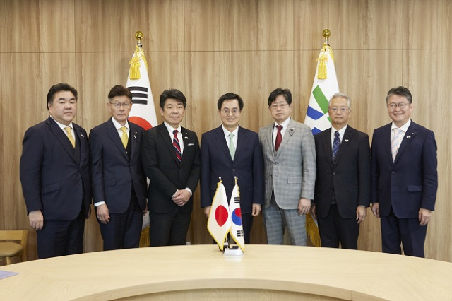 ▲김동연 경기도지사(사진 가운데)와 일본 아이치현의회 의원단이 기념촬영을 하고 있다. ⓒ경기도