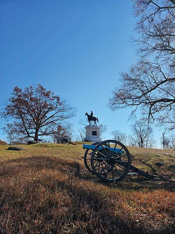 컬프스언덕에 전시된 대포와 동상.