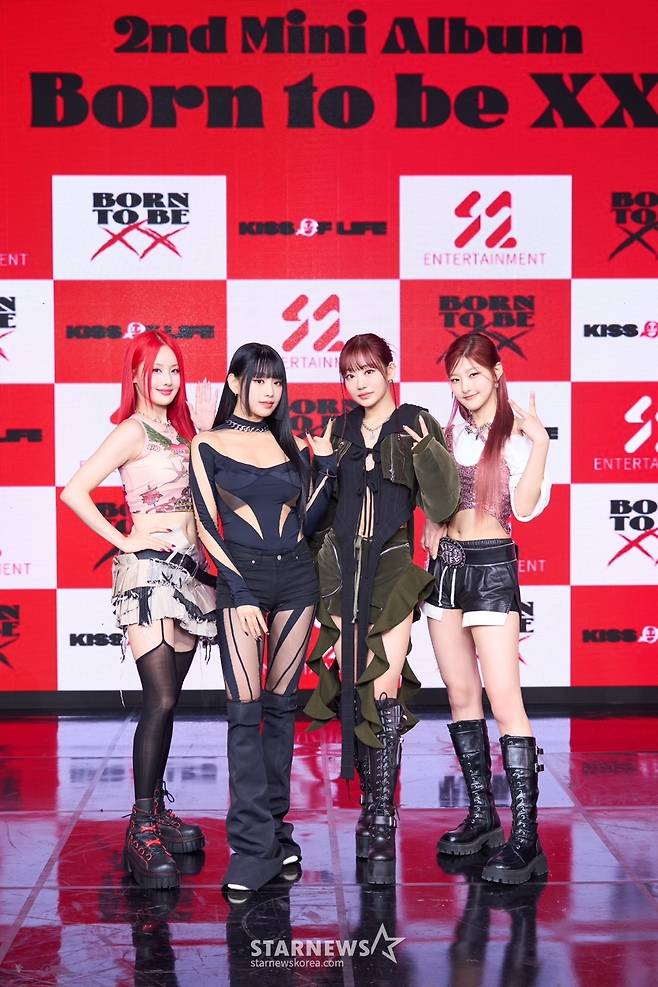 걸그룹 키스오브라이프(KISS OF LIFE)가 8일 오후 서울 광진구 예스24 라이브홀에서 진행된 두 번째 미니 앨범 'Born to be XX'(본 투 비 XX) 발매 기념 쇼케이스에 참석해 포즈를 취하고 있다.  키스오브라이프의 이번 앨범 'Born to be XX'는 미지수를 뜻하는 'X'를 통해 만나게 되는 '진정한 자유'에 대해 노래한 앨범이다. 앨범에는 더블 타이틀곡 '배드 뉴스'(Bad News)와 '노바디 노즈'(Nobody Knows)를 비롯한 7개 트랙이 수록됐다. / 사진제공 = S2 엔터테인먼트 /사진=김창현