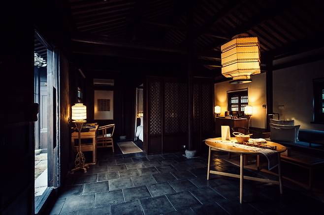 아만파윤의 객실. 조도가 낮은 편이다. 밤이 되면 꽤나 어둡다. 모든 객실의 내부 바닥은 석재 또는 목재로 구성했고 곳곳에 중국 서예가 작품이 걸려 있다. 객실 내부에는 욕조가 별도로 없다. 대신 아만 스파에서 무료로 욕조를 이용할 수 있다. 단 예약이 필요하다. 예약시간에 맞춰 욕탕에 뜨거운 물을 받아 놓기 때문이다. 야간에 이용하는 것을 추천한다. 스태프가 욕탕까지 이르는 길을 등불로 밝혀 주는데, 괜스레 기분이 몽글몽글해진다. 아만파윤의 밤은 어두워서 별이 쏟아진다