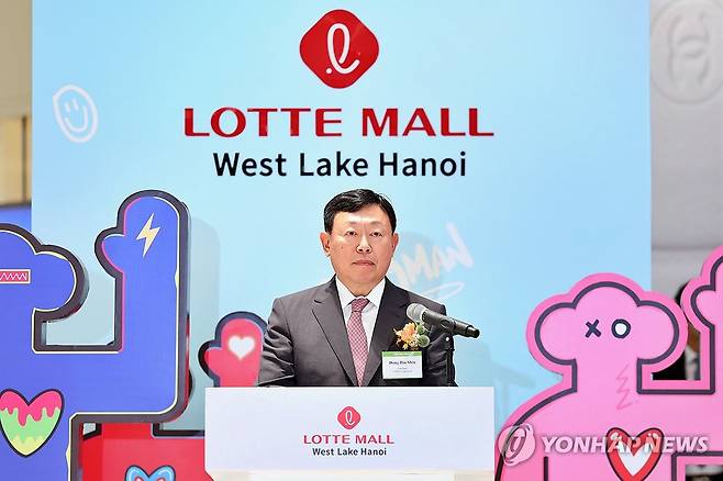 롯데몰 웨스트레이크 오픈 기념식 참석한 신동빈 회장 (서울=연합뉴스) 지난해 9월 22일 베트남 하노이에서 열린 '롯데몰 웨스트레이크 하노이 그랜드 오픈 기념식'에 신동빈 롯데그룹 회장이 참석해 있다. 2023.9.22 [롯데쇼핑 제공. 재판매 및 DB 금지] photo@yna.co.kr