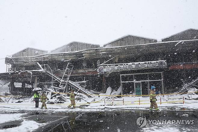 폭설 내리는 서천특화시장 화재 현장 (서천=연합뉴스) 배재만 기자 = 23일 충남 서천군 서천읍 서천특화시장 화재 현장에서 폭설이 내리고 있다.  2024.1.23 scoop@yna.co.kr