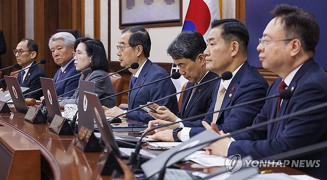 국무회의에서 '이태원 참사 특조위 위헌 소지' 설명하는 한덕수 총리 (서울=연합뉴스) 황광모 기자 = 한덕수 국무총리와 국무위원들이 30일 오전 서울 종로구 정부서울청사에서 열린 국무회의에 참석해 국회에서 야당이 단독 처리했던 이태원 참사 특별법과 관련해 발언하고 있다.
    2024.1.30 hkmpooh@yna.co.kr