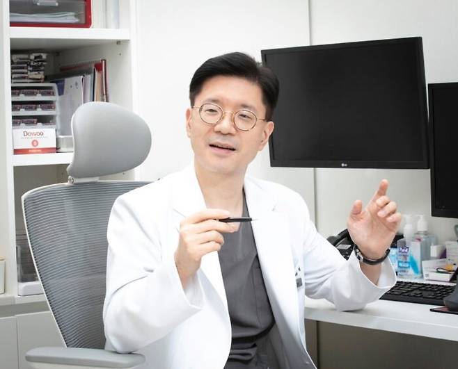 레이저 시력교정술 과정에 대해 설명하는 정태영 원장