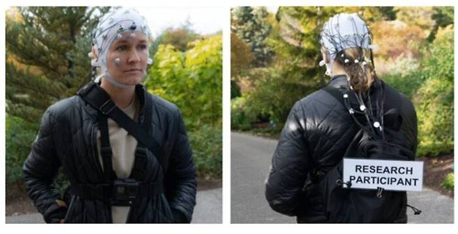 연구 참가자들은 머리에 뇌파를 측정할 수 있는 도구를 쓰고 산책에 나섰다. [사진=유타 대학교]