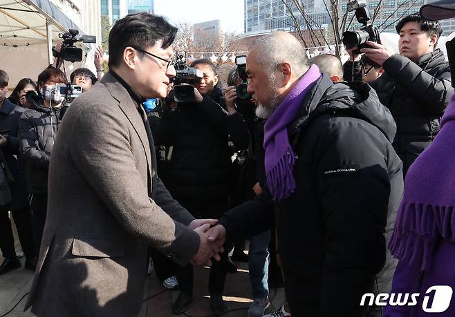 홍익표 더불어민주당 원내대표가 30일 서울광장에 마련된 10.29 이태원 참사 희생자 합동분향소를 찾아 이정민 유가족협의회 운영위원장을 비롯한 유가족들을 위로하고 있다./뉴스1 ⓒ News1 유승관 기자