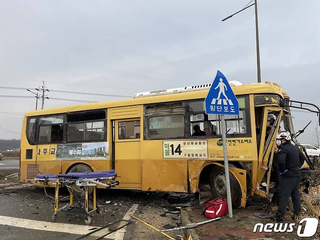 31일 오전 8시19분쯤 전남 나주시 왕곡면에서 마을버스와 1톤트럭이 충돌해 관계당국이 현장 수습을 하고 있다.(전남 나주소방 제공)2024.1.31/뉴스1