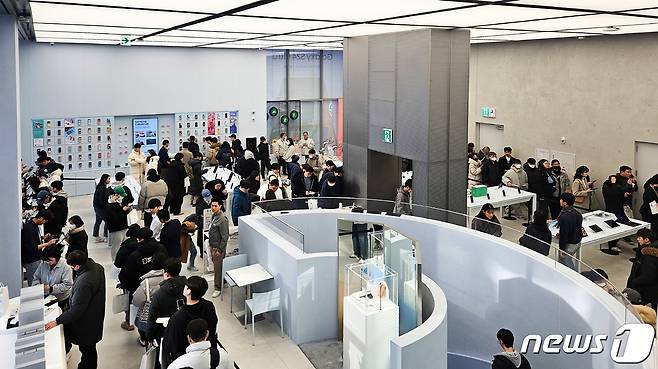 삼성전자의 신형 스마트폰 '갤럭시 S24 시리즈' 사전 개통이 시작된 26일 서울 서초구 '삼성 강남'을 방문한 예약자들이 줄을 길게 늘어서 있다. 삼성전자는 '갤럭시 S24 시리즈'의 사전 개통 마감일을 기존 1월 31일에서 2월 8일까지로 연장했다. (삼성전자 제공) 2024.1.28/뉴스1