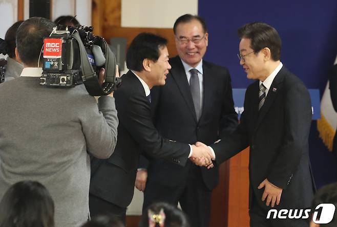 이재명 더불어민주당 대표가 31일 오전 서울 여의도 국회 사랑재에서 열린 2024 신년 기자회견을 마치고 인사를 나누고 있다. 2024.1.31/뉴스1 ⓒ News1 임세영 기자