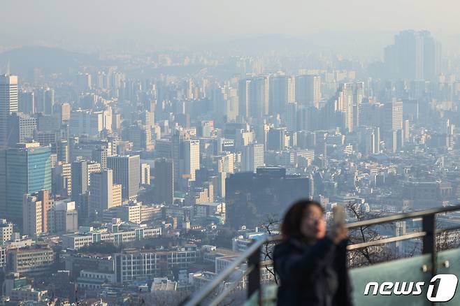 서울을 비롯한 수도권 초미세먼지 농도가 '나쁨' 수준을 보인 31일 오전 서울 중구 남산에서 바라본 도심이 뿌옇게 흐린 모습을 나타내고 있다. 2024.1.31/뉴스1 ⓒ News1 민경석 기자