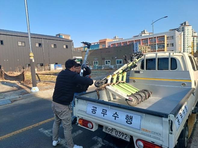 무단 방치된 공유 개인형 이동장치를 강제 견인하고 있다. (천안시청 제공) /뉴스1