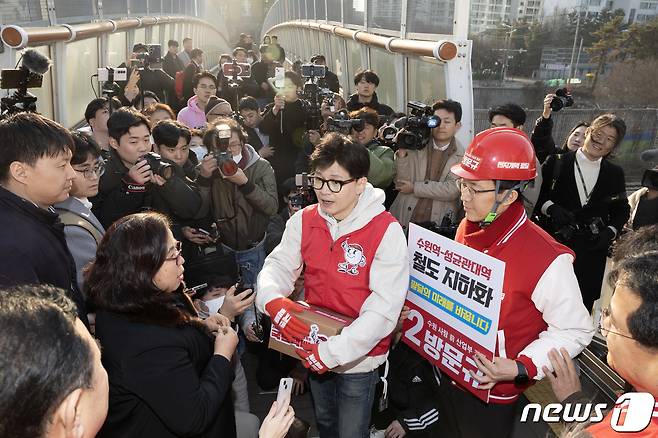 철도 지하화 공약을 발표한 한동훈 국민의힘 비상대책위원장이 31일 경기 수원시 천천동보도육교에서 지역 주민과 동행하며 애로 사항을 청취하고 있다. (공동취재) 2024.1.31/뉴스1 ⓒ News1 송원영 기자