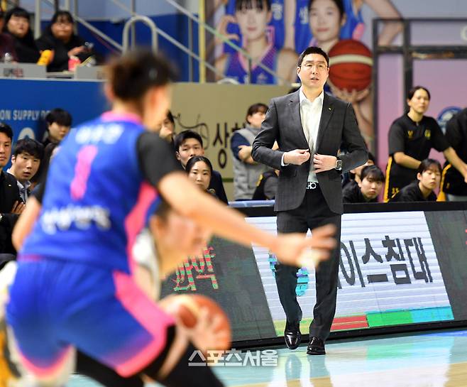 KB 김완수 감독이 31일 용인체육관에서 열린 2023-2024 WKBL 정규리그 삼성생명전에서 역전승으로 경기를 마무리하고 있다. 용인 | 강영조 기자 kanjo@sportsseoul.com