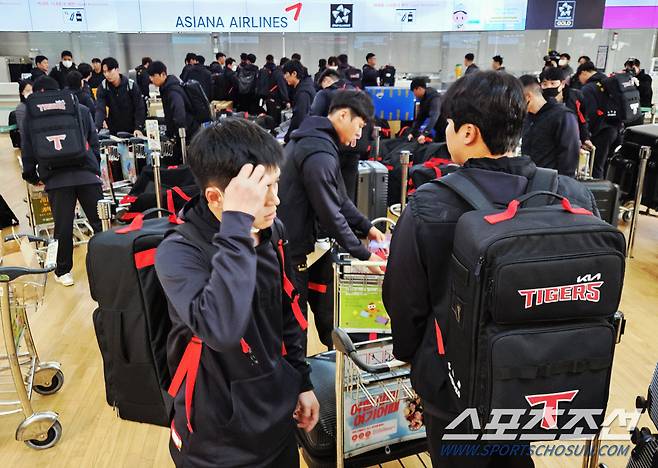 출국 준비에 분주한 KIA 선수단.