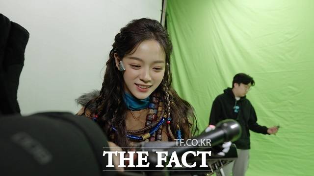 지난해 11월 경기도 모 촬영지에서 김세정이 '플레이스테이션' 광고를 촬영하고 있다. 호라이즌 시리즈 대표 캐릭터인 에일로이로 분장한 것이 눈에 띈다. /독자 제공