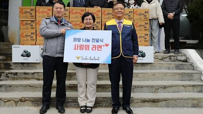 (좌측)이병진 신안경찰서장이 신안보육원을 찾아 위문품을  잔달하고 있다. [사진제공=신안경찰서]