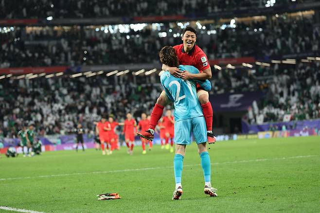 30일(현지시각) 카타르 알라이얀 에듀케이션 시티 스타디움에서 열린 아시아축구연맹(AFC) 2023 카타르 아시안컵 16강전 사우디아라비아 대 대한민국의 경기에서 승부차기 4 대 2로 승리를 거뒀다. 황희찬이 승부차기에 결승골을 넣고 조현우를 얼싸안고 있다./뉴시스