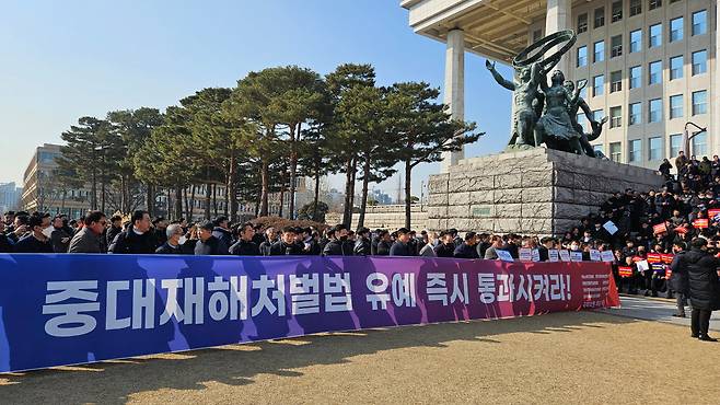 31일 오후 1시쯤 서울 여의도 국회앞에서 열린 중대재해처벌법 적용 유예 촉구 집회에 수천명의 기업인과 소상공인이 모였다. /조재희 기자