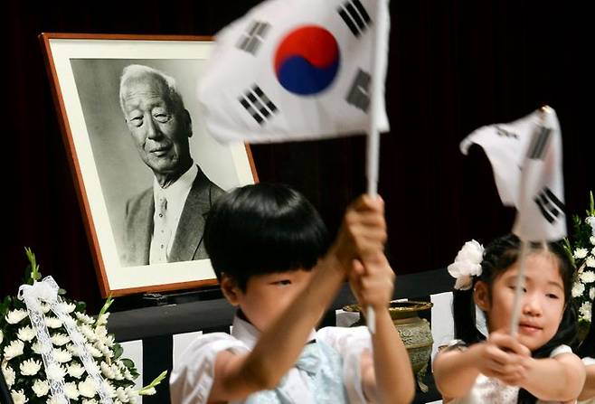 지난 2017년 서울 동작구 국립서울현충원 현충관에서 열린 '이승만 전 대통령 서거 제52주기 추모식'에 참석한 어린이들이 축하 공연을 하고 있다. ⓒ뉴시스