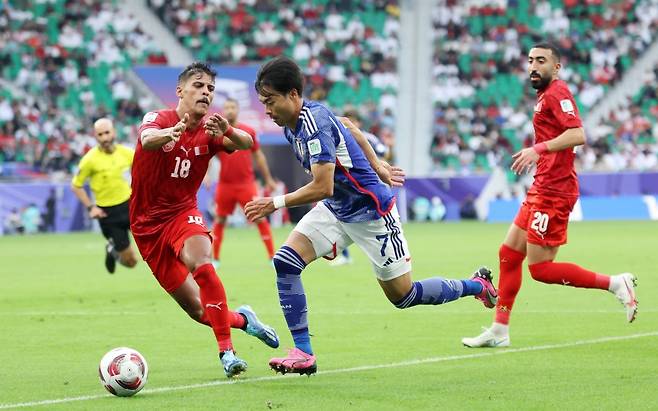 일본 축구대표팀의 에이스 미토마 가오루(가운데·7번)가 31일 열린 바레인과의 아시안컵 16강전에서 드리블 돌파를 하고 있다. 대회 전 발목 부상을 입어 출전이 불가능할 것으로 보였던 미토마는 빠른 회복세를 보이며 이날 후반 23분 교체 투입됐다. 22분 동안 장기인 드리블로 바레인 수비진을 교란하는 등 강렬한 인상을 남겼다. 일본은 바레인을 3-1로 꺾고 8강에 안착했다. 도하=뉴스1