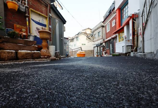 눈내린 서울 시내 도로에 뿌려진 염화칼슘. 연합뉴스 제공