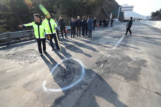 제설제로 인해 만들어진 블랙아이스. 연합뉴스 제공