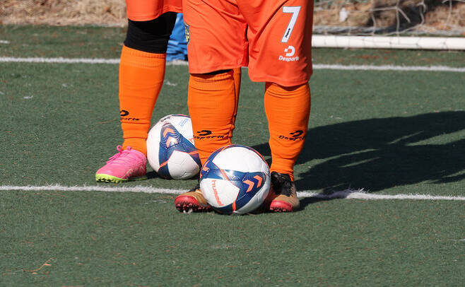 시각장애인 축구에 사용되는 공은 특수 제작해 공이 구를 때마다 방울 소리가 난다. 신소영 기자