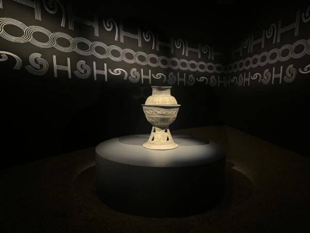 호림박물관 특별전 '공경과 장엄을 담은 토기'에서 만날 수 있는 '토기발형그릇받침 및 원저장경호(4세기 삼국시대)'. 항아리와 그릇받침의 문양이 정확히 세트를 이룬 것은 오직 이 전시에서만 볼 수 있다. 이혜미 기자