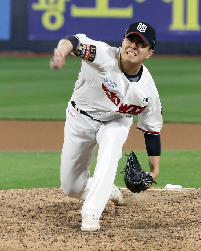 '2023 신한은행 SOL KBO 포스트시즌' NC다이노스와 kt위즈의 플레이오프 2차전 경기가 31일 오후 수원 kt위즈파크에서 열렸다. kt 투수 손동현이 6회 선발 벤자민의 뒤를 이어 등판 역투하고있다. 수원=정시종 기자 