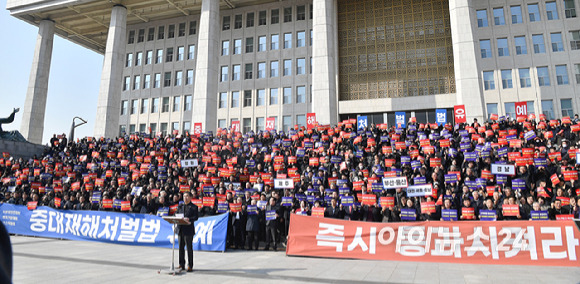 전국 중소기업인과 영세 건설업자, 소상공인들이 31일 서울 여의도 국회에서 중대재해처벌법 유예 불발 규탄 대회에서 구호를 외치고 있다. [사진=곽영래 기자]