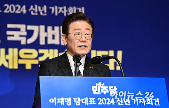 이재명 더불어민주당 대표가 31일 서울 여의도 국회 사랑재에서 열린 2024년 신년 기자회견에서 발언하고 있다. [사진=곽영래 기자]