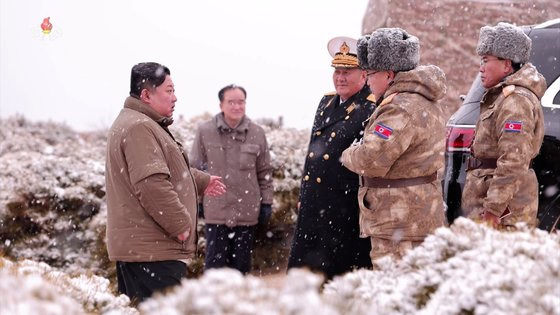 김정은 북한 국무위원장이 지난 28일 오전 새로 개발된 잠수함발사전략순항미사일 '불화살-3-31형'의 시험발사를 지도했다고 조선중앙TV가 29일 보도했다. 김정식 군수공업부 부부장, 김명식 해군사령관, 장창하 미사일총국장, 조용원 당 비서 등이 동행했다. 연합뉴스