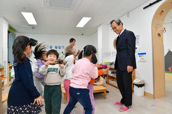 박남서 영주시장이 지난 29일 풍기읍 소백어린이집을 방문해 아이들과 인사하고 있다.