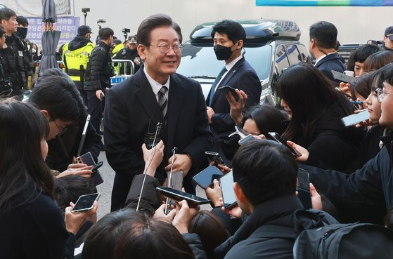 더불어민주당 이재명 대표가 31일 오후 서울 여의도 더불어민주당사에서 열린 당 공천관리위원회의 4·10 총선 후보 공천 면접에 참석하기 위해 당사로 향하며 취재진 질문에 답하고 있다. 연합뉴스