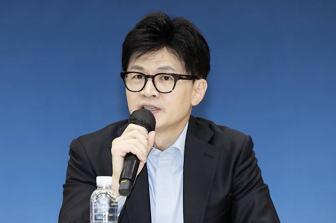 한동훈 국민의힘 비상대책위원장이 31일 오후 수원 한국나노기술원에서 열린 반도체산업현장 간담회에 참석해 인사말을 하고 있다. 전민규 기자