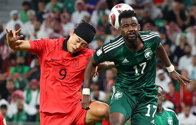 30일(현지시간) 카타르 알라이얀 에듀케이션 시티 스타디움에서 열린 2023 아시아축구연맹(AFC) 아시안컵 16강전 한국과 사우디아라비아의 경기. 조규성이 사우디 문전에서 공중볼 경합을 벌이고 있다. /연합뉴스