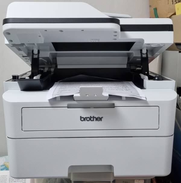 브라더 레이저 복합기로 인쇄물을 출력한 모습. 정옥재 기자