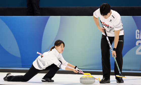 Korea's mixed doubles curling team of Lee Chae-won, left, and Lee Ji-hun compete during their round robin match against the Czech Republic at the Gangwon 2024 Winter Youth Olympics at Gangneung Curling Centre in Gangneung, Gangwon on Wednesday. [NEWS1]