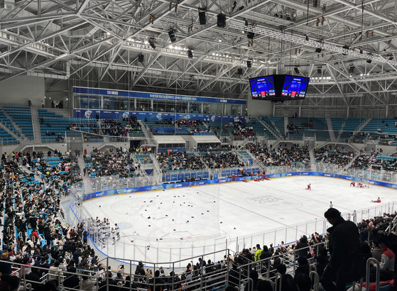 The United States men's ice hockey team celebrates after beating the Czech Republic 4-0 in the 6-team gold medal game at the Gangwon 2024 Winter Youth Olympics in Gangneung, Gangwon on Wednesday. [MARY YANG]