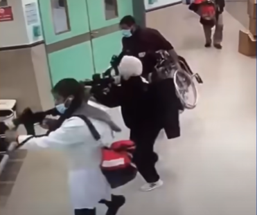 30일(현지시간) 새벽 팔레스타인 서안지구 이븐 시나 병원에서 이스라엘군이 의사 등으로 변장해 작전을 수행하고 있다. [사진=유튜브 갈무리]