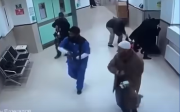 30일(현지시간) 새벽 팔레스타인 서안지구 이븐 시나 병원에서 이스라엘군이 의사 등으로 변장해 작전을 수행하고 있다. [사진=유튜브 갈무리]