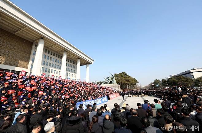 31일 오후 2시쯤 서울 여의도 국회 본관 앞에 중소기업인들과 영세 건설업자, 소상공인 3500여명이 결집한 모습. 이날 중소기업과 건설업계 17개 협단체는 중대재해처벌법 유예 촉구 기자회견을 열었다. 수천명 기업인이 야외 단체행동을 하며 한 목소리를 낸 것은 이번이 처음이다./사진제공=중소기업중앙회.