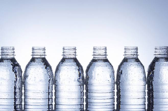 생수 시장이 커지며 철저한 수원지 관리가 과제로 떠오른다. 사진은 기사와 직접적인 관련 없음./사진=이미지투데이