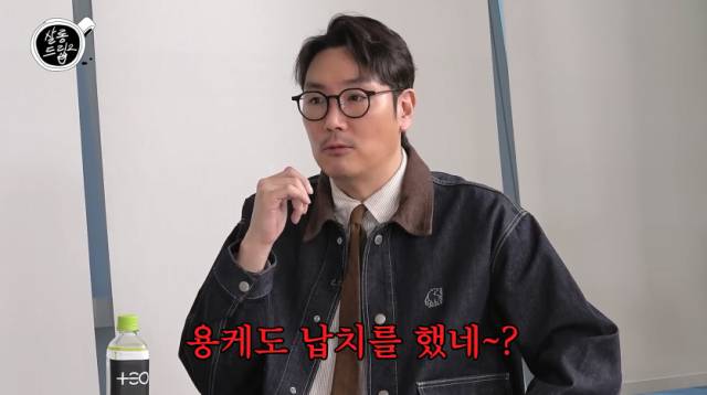 아버지의 보이스피싱 일화를 공개한 배우 조진웅./유튜브 채널 '테오'의 웹예능 '살롱드립2' 영상 캡처