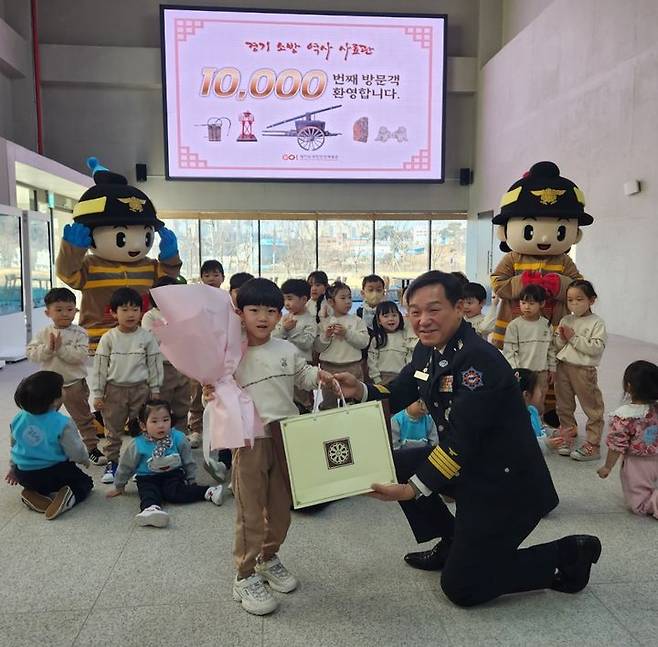 [수원=뉴시스] 경기도국민안전체험관 역사사료관을 찾은 1만 번째 방문객. (사진=경기도소방재난본부 제공) 2024.1.31. photo@newsis.com *재판매 및 DB 금지