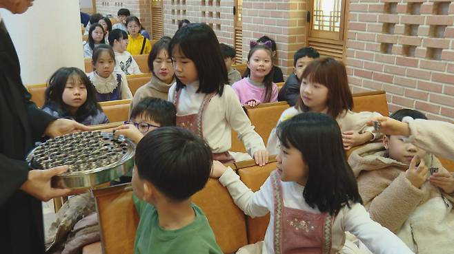 지난 주일 성찬식에 함께 참여하고 있는 주일학교 어린이들.