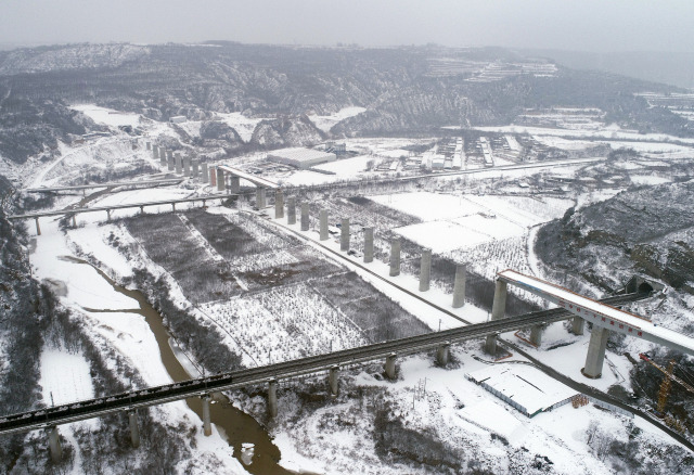 중국 북서부 산시성 옌안시에 건설 중인 시안-옌안 고속철도의 초대형 교량 건설현장. 신화연합뉴스