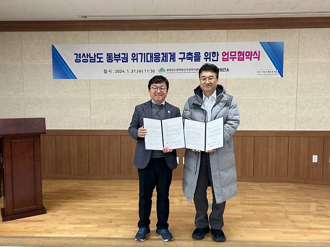 김해시가 정신응급 대응체계 구축을 위해 경남 광역정신건강복지센터와 업무협약을 체결했다. 좌측부터 허목 김해시 보건소장, 이태영 경상남도 광역정신건강복지센터장 ⓒ 김해시